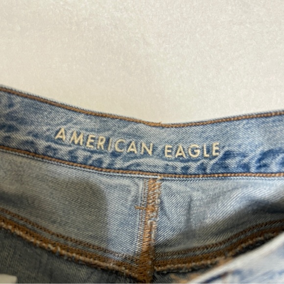 American Eagle Women's Jeans Distressed Relaxed Mom Light Wash Size 2 - Picture 10 of 16